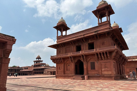 Från Agra till Jaipur: Chand Baori och Fatehpur Transfer Tour