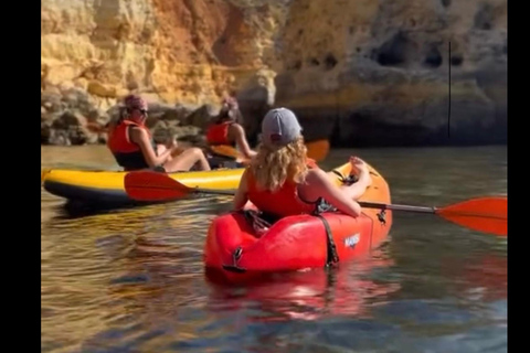 Benagil : Visite guidée en kayak à l&#039;intérieur des grottes et Praia da Marinha.