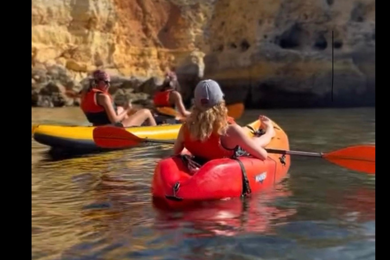 Benagil : Visite guidée en kayak à l&#039;intérieur des grottes et Praia da Marinha.