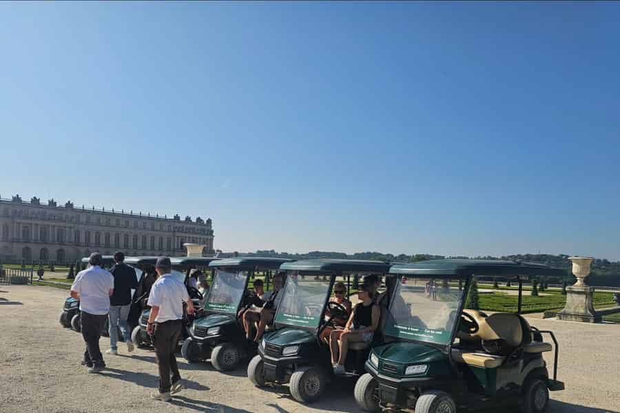 Versailles: Führung mit Golfcarts und Fahrrädern, Hamlet + Brunnen. Foto: GetYourGuide Versailles: Führung mit Golfcarts und Fahrrädern, Hamlet + Brunnen. Foto: GetYourGuide