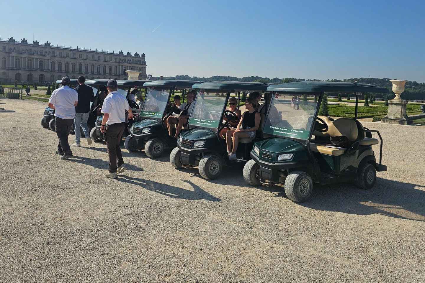 「パリ：ヴェルサイユ宮殿入場付きゴルフカート＆自転車ツアー」
