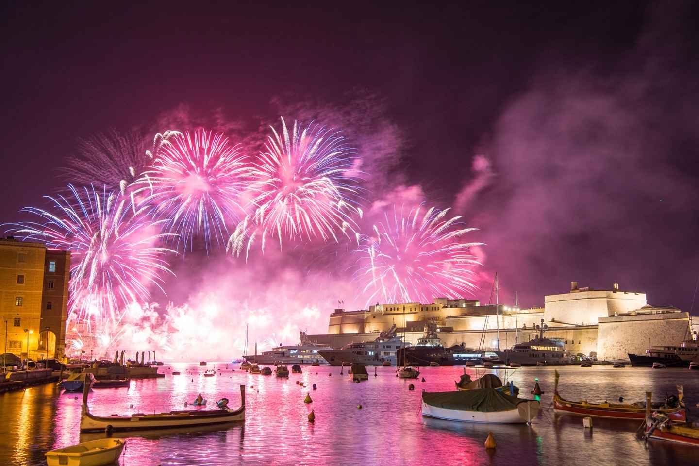 Sliema: Feuerwerksfestival-Kreuzfahrt mit Abendessen und Transfers
