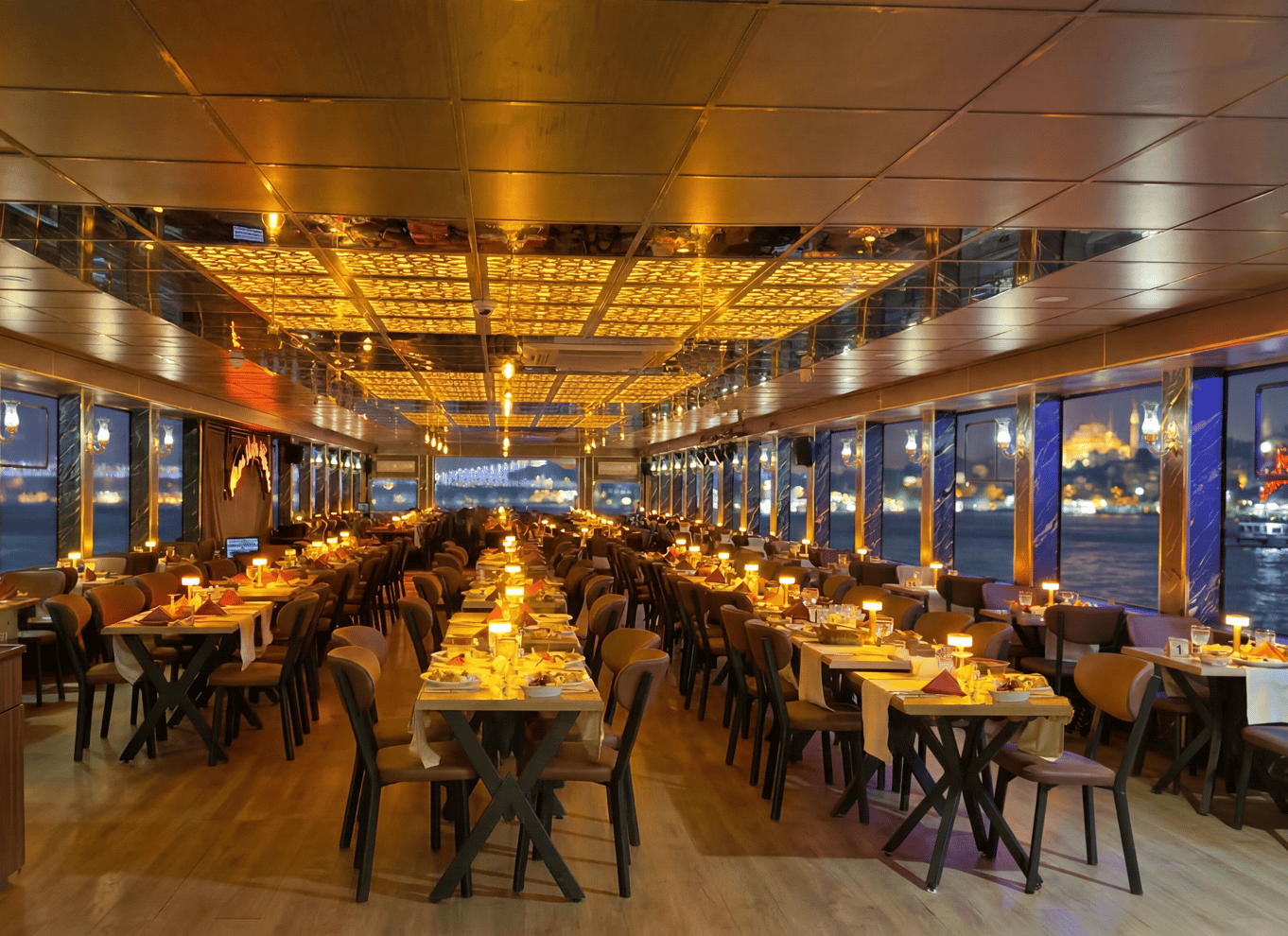 Istanbul: Bosporus-middagscruise og show med privat bord