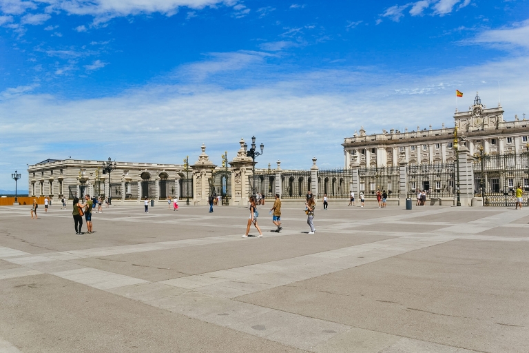 Madryt: Wycieczka po Pałacu Królewskim i opcjonalna wycieczka po katedrze AlmudenaWycieczka z przewodnikiem po Pałacu Królewskim