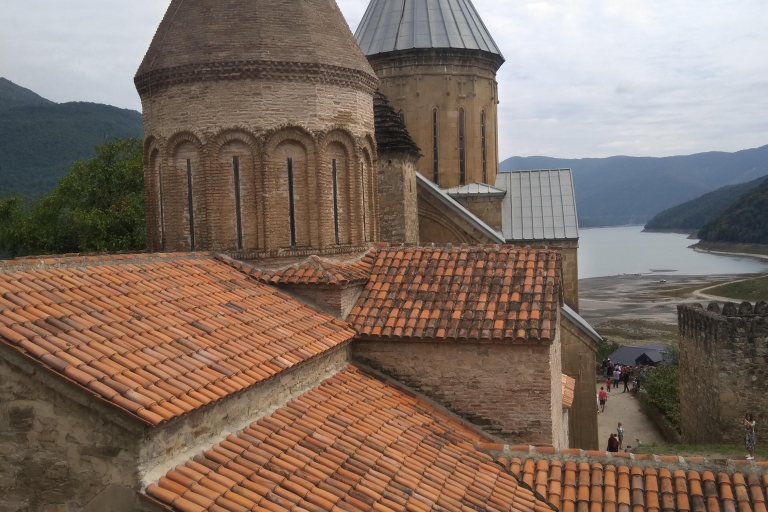 Kazbegi: Ananuri-kasteel, Gudauri en de Drievuldigheidskerk van Gergeti