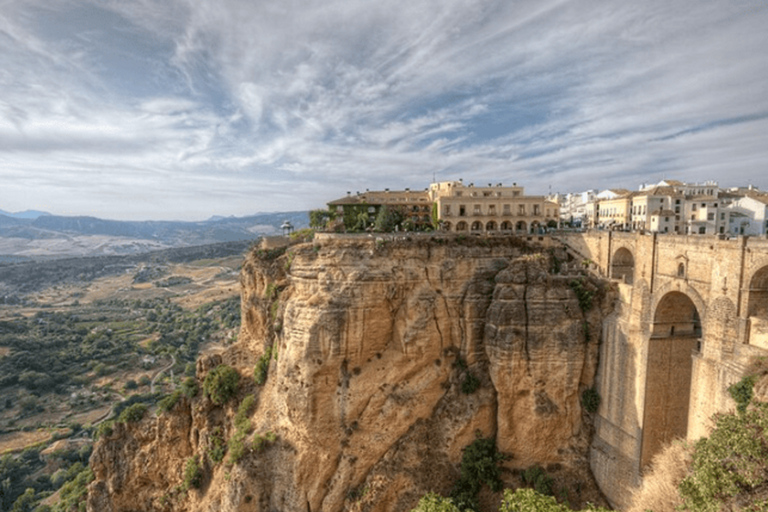 Privé transfer van Sevilla naar Granada met een tussenstop in RondaPrivétour van Sevilla naar Granada met stop in Ronda