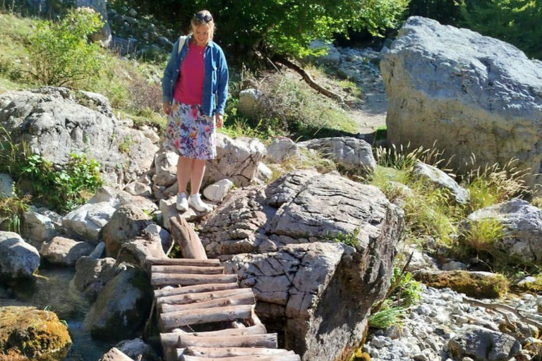 Desde Tirana/Durres: 2 días por el lago Komani, Alpes, Valbona y Kosovo