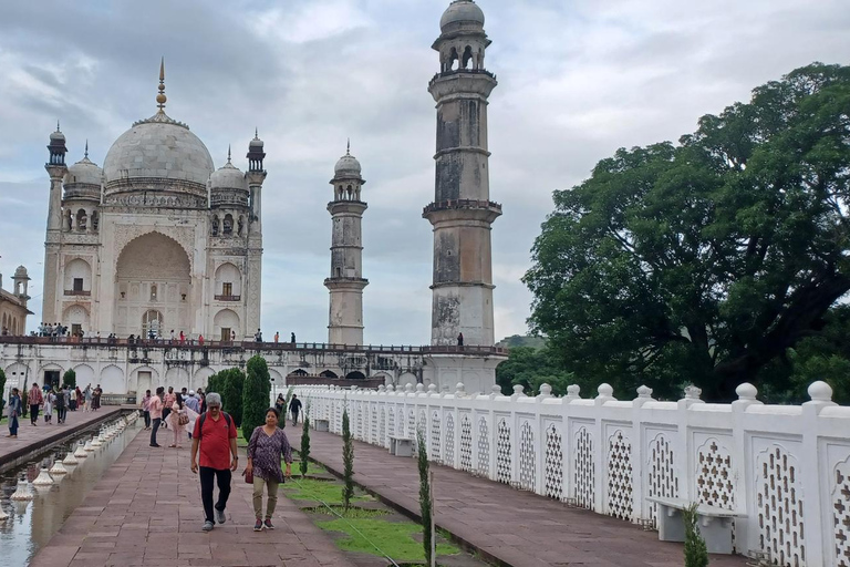 Descobre os segredos de Ajanta O Mini Taj de Aurangabad: uma viagem de 1 dia.Tour particular com carro A/C, guia multilíngue, ingressos