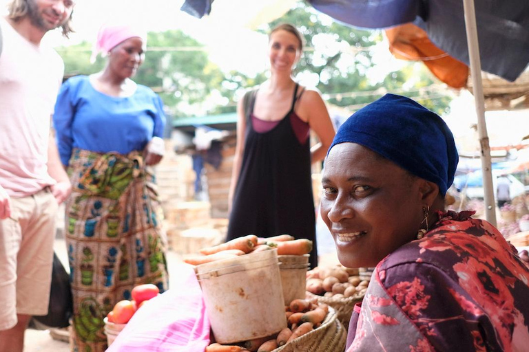 Moshi, Tanzania: Traditionele kookles met lokale familie