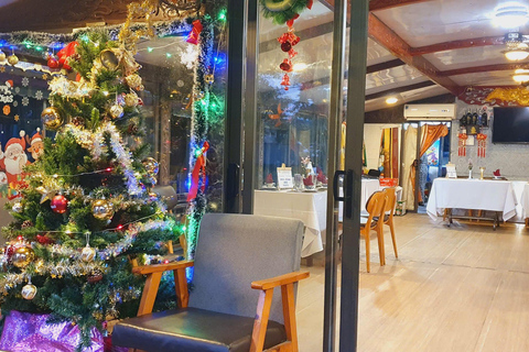 Hue: Pieśń ludowa na smoczej łodzi na rzece Perfumowej z kolacją