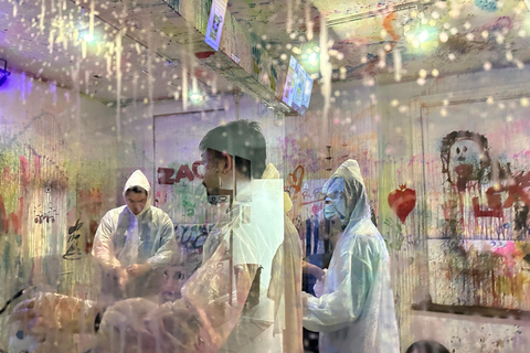Toronto: Neon Splatter Paint Experience in a Private Studio 1-Hour Neon Splatter Paint Experience