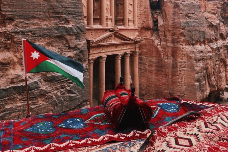 Passeio de um dia inteiro de Amã a Petra com passeio a cavalo no deserto