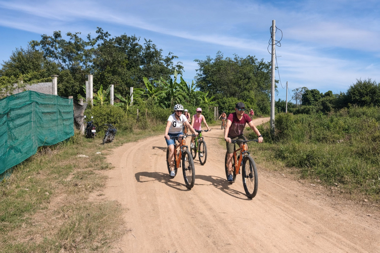 Phnom Penh: Silk Island Cycling Aventure & Lunch with Locals