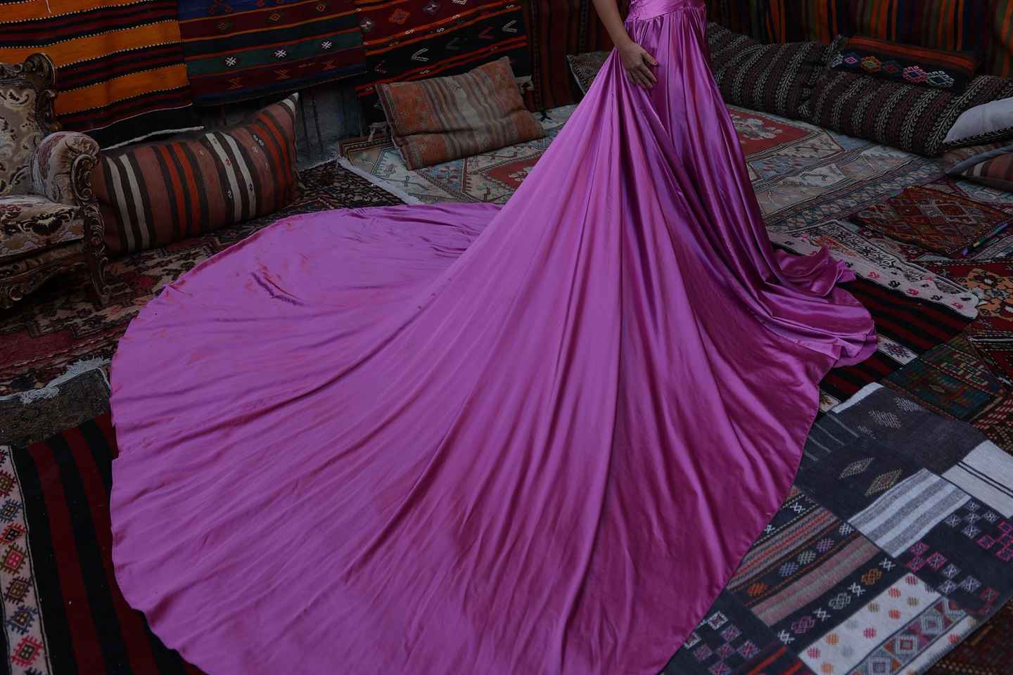 Capadocia: Sesión de Fotos con Vestido Volador y Casa de Alfombras