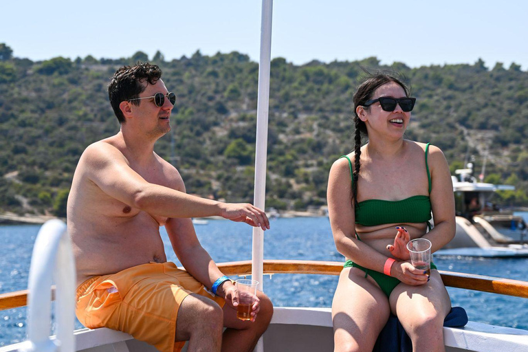 Trogir: Naufragio - Tour en barco con todo incluido por la Laguna AzulTrogir: Crucero Naufragio-Laguna Azul-Eslatina Todo Incluido