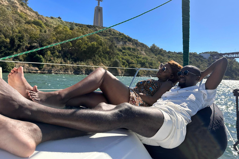 لشبونة: رحلة بحرية رومانسية عند غروب الشمس مع النبيذ والتاباس البرتغالي