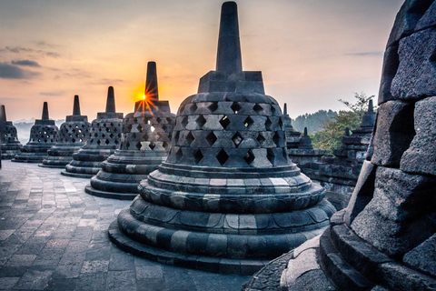 Borobudur Tour : guarantees climb up top of temple structure