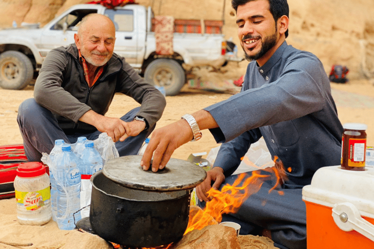 Wadi Rum: Burdah Bergwanderung und -besteigung + traditionelles Mittagessen