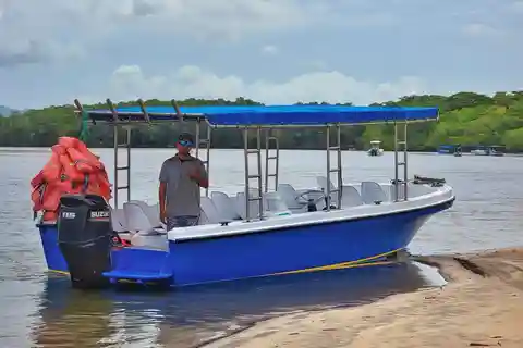 Tamarindo: Båttur i Tamarindos flodmynning med naturalistisk guide