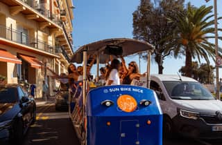 Nizza: Riesen-Bar-Fahrrad - Musik - Mikrofone zum Singen - 6 Getränke inklusive