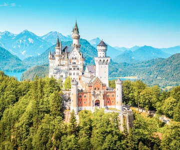 From Munich: Neuschwanstein Castle & Linderhof Premium Tour