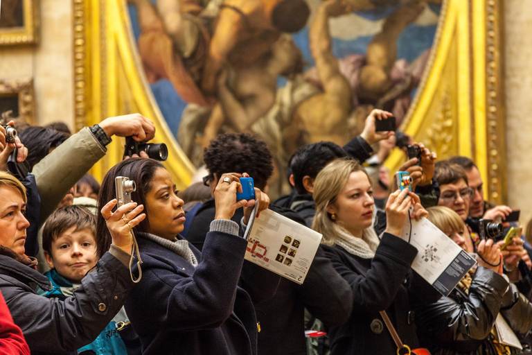 Paris: Louvre Museum Guided Highlights Tour