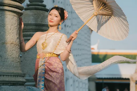 Servizio fotografico di Wat Arun in costume thailandese: Bangkok, Thailandia