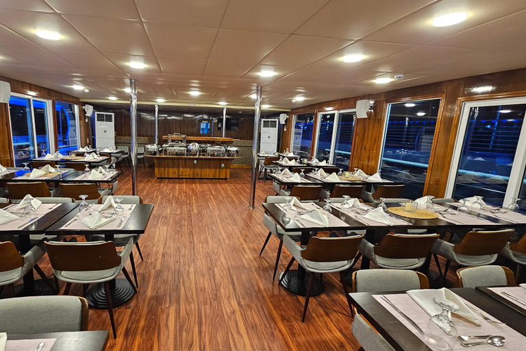 Dubai: Marina Premium Dinner Cruise with Unlimited Drinks Upper Deck without transfers