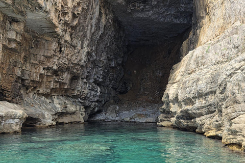 Marina Frapa: tour in barca di 7 grotte con drink e snorkelingMarina Frapa: tour in barca alle 7 grotte con bevande e snorkeling