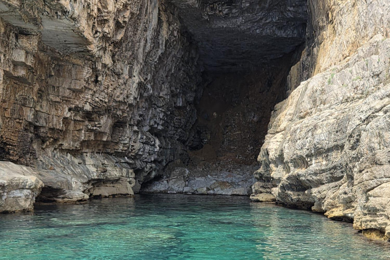 Marina Frapa: tour in barca di 7 grotte con drink e snorkelingMarina Frapa: tour in barca alle 7 grotte con bevande e snorkeling