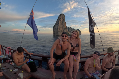 Koh Phi Phi : Passeio de barco pirata com snorkeling e caiaque