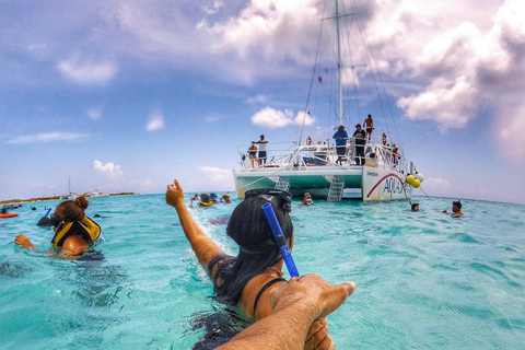 De Cancun: Passeio de catamarã pela Isla Mujeres com almoço e open bar