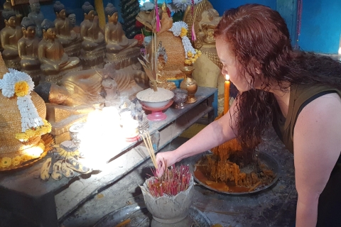 Siem Reap : bénédiction de l'eau par les bouddhistes cambodgiens et marché localSiem Reap : bénédiction de l'eau par les bouddhistes cambodgiens et visite du marché