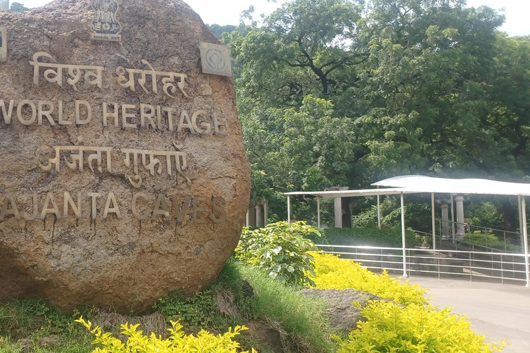 Descobre os segredos de Ajanta O Mini Taj de Aurangabad: uma viagem de 1 dia.Tour particular com carro A/C, guia multilíngue, ingressos