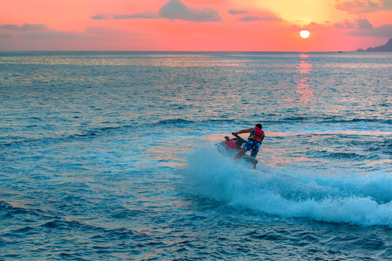 Cannes: excursión en moto acuática al atardecer a las islas de Lérins