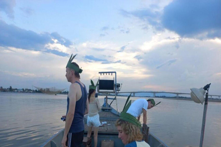 Hoi An: Sunset BBQ Fishing tour with Locals podczas rejsu wycieczkowego łodzią