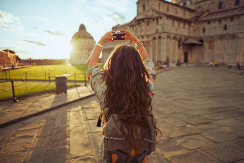 Pisa: Professional photo shoot between the Leaning Tower of Pisa and the historic city PLUS – 40 min | 30 photos
