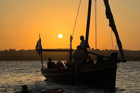 KILIFI: WATAMU: CRUZEIRO DE DHOW AO PÔR-DO-SOLCRUZEIRO DE DHOW AO PÔR DO SOL