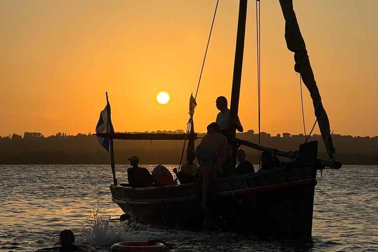 KILIFI: WATAMU: DHAU-KREUZFAHRT BEI SONNENUNTERGANGDHAU-KREUZFAHRT BEI SONNENUNTERGANG