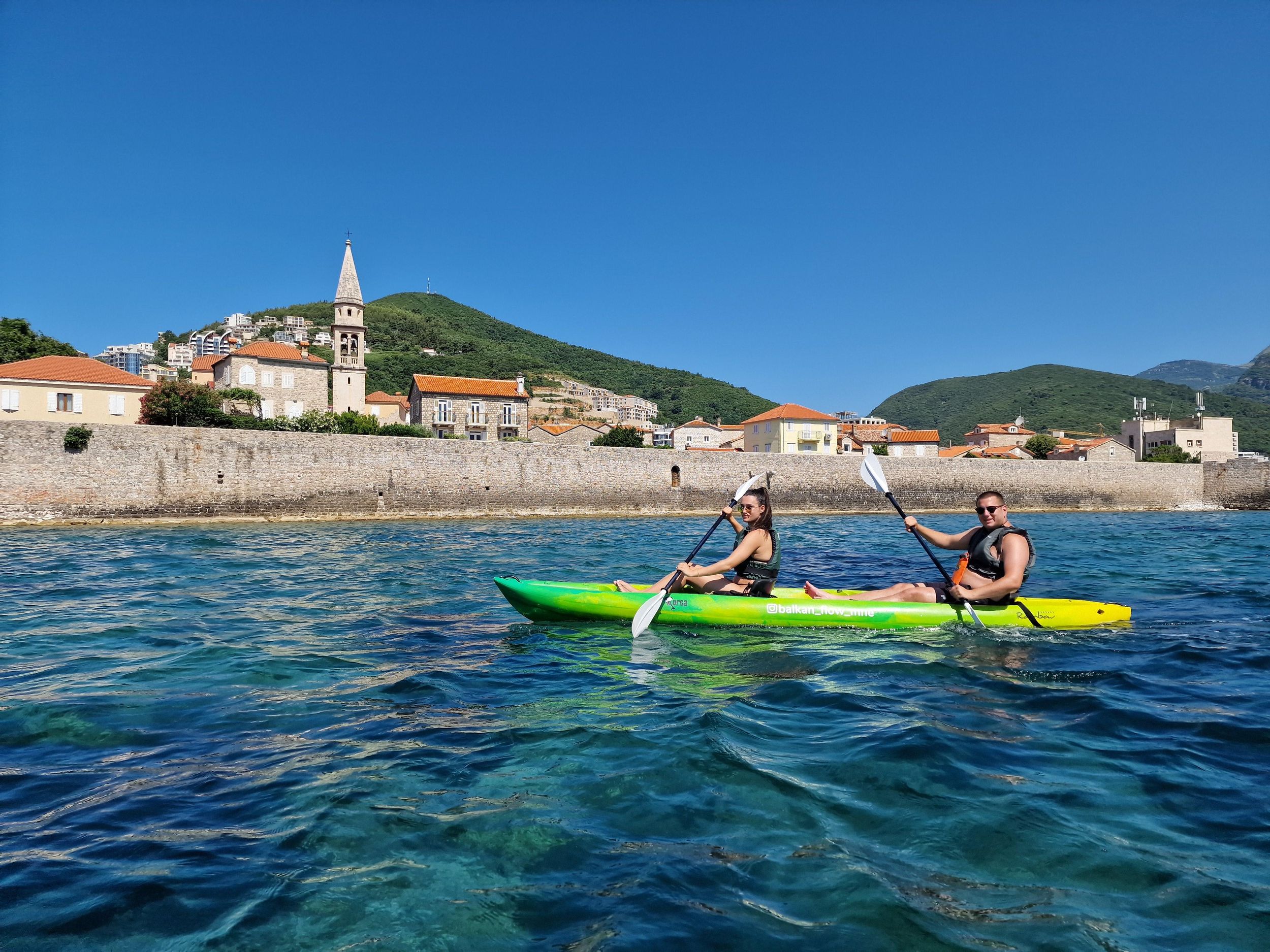 Budva: Kleingruppentour mit dem Kajak zu den Höhlen der Insel Sv.Nikola