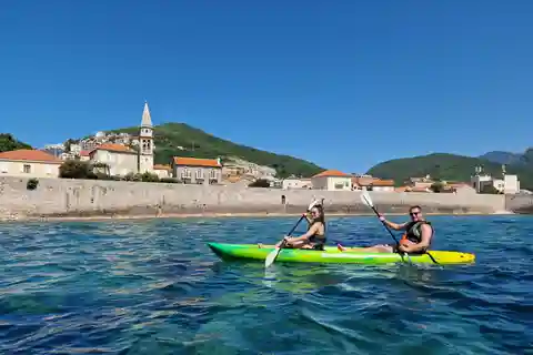 Budva: SUP/Kajaktour zu den Höhlen der Insel Sv.Nikola