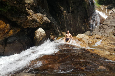 纳克尔斯峰探险和希洛亚村露营 2 日游