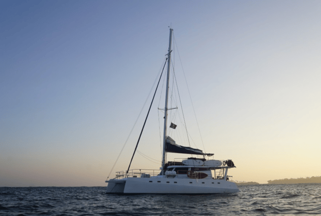Mirissa or Colombo: Sunset Yacht Cruise with Sparkling Wine