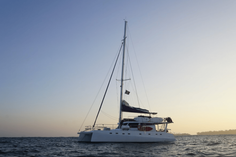 Mirissa: tour in barca con catamarano al tramonto con cena