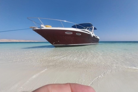 Hurghada: Prywatna luksusowa łódź motorowa z nurkowaniem i owocami.