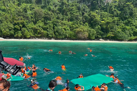 Phuket: Phi Phi Islands Yacht Cruise with Thai Longtail Boat FD1 Phi Phi Tour – Excluding National Park Fee