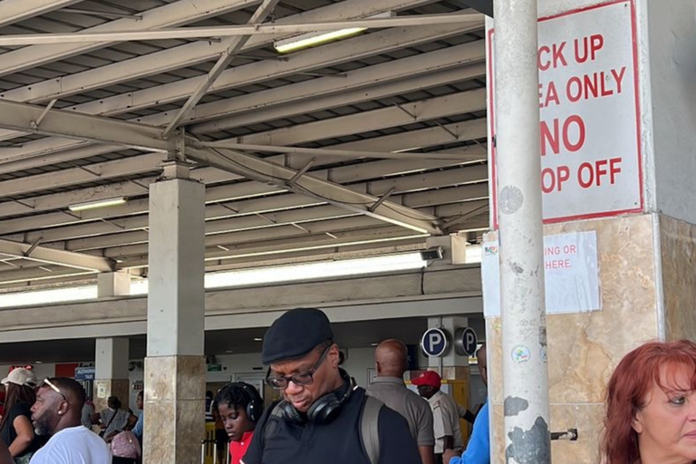 Montego Bay: Airport Transfer with City Tour and Food Stop Montego Bay Hotels: Round-trip Airport Transfer