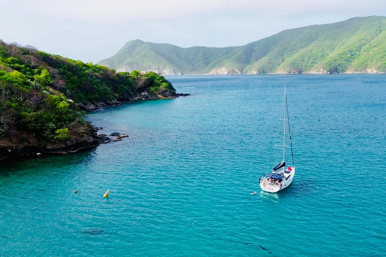 Parc Tayrona et les Caraïbes en voilier privé depuis Santa Marta, toute la journéeParc Tayrona et les Caraïbes en voilier privé au départ de Santa Marta, journée complète