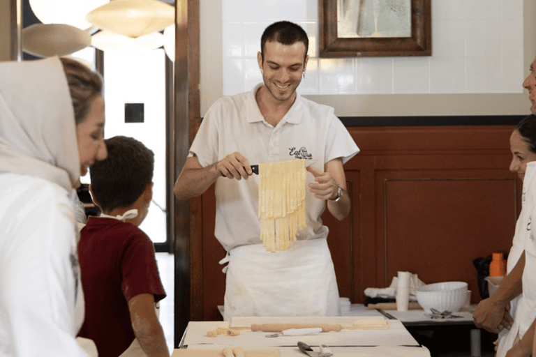 Roma: Corso di preparazione della pasta con cibo e bevandeRoma: Corso di Pasta Fettuccine e Maltagliati