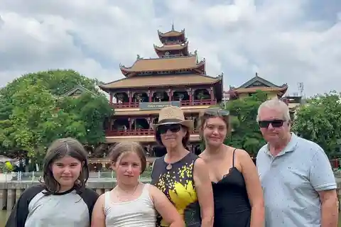 Saigon Jeep Adventure Tour: Ho Chi Minh City Sightseeing